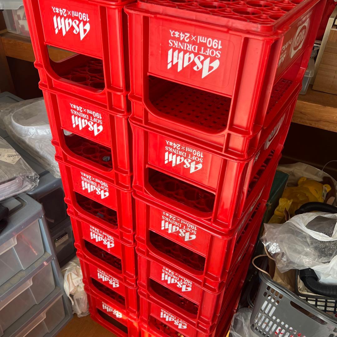 赤いプラスチック収納ボックス