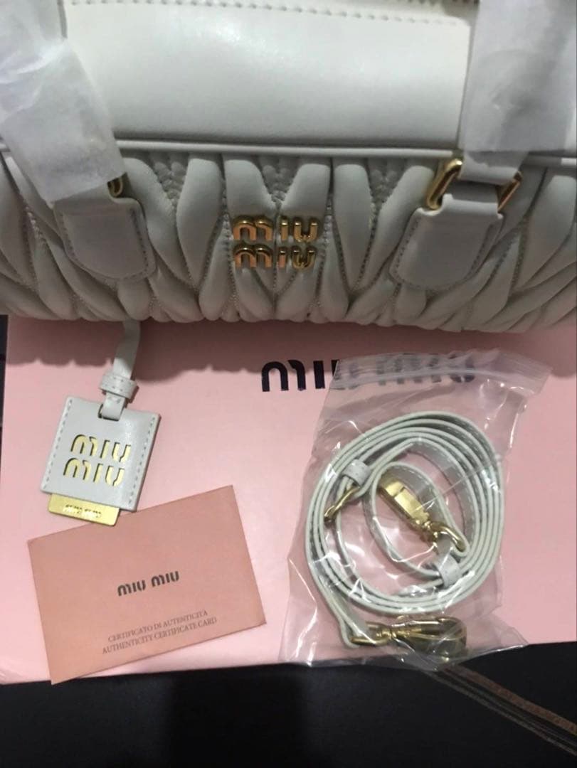 [本日値下げ]miu miuレザーホワイトショルダーバッグ