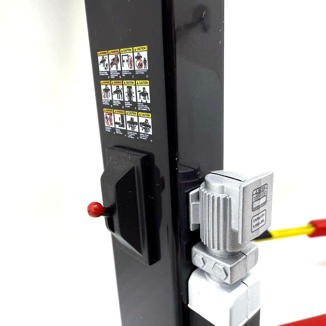 激レア　BUICK 2 POST LIFT 1:18スケール 限定版