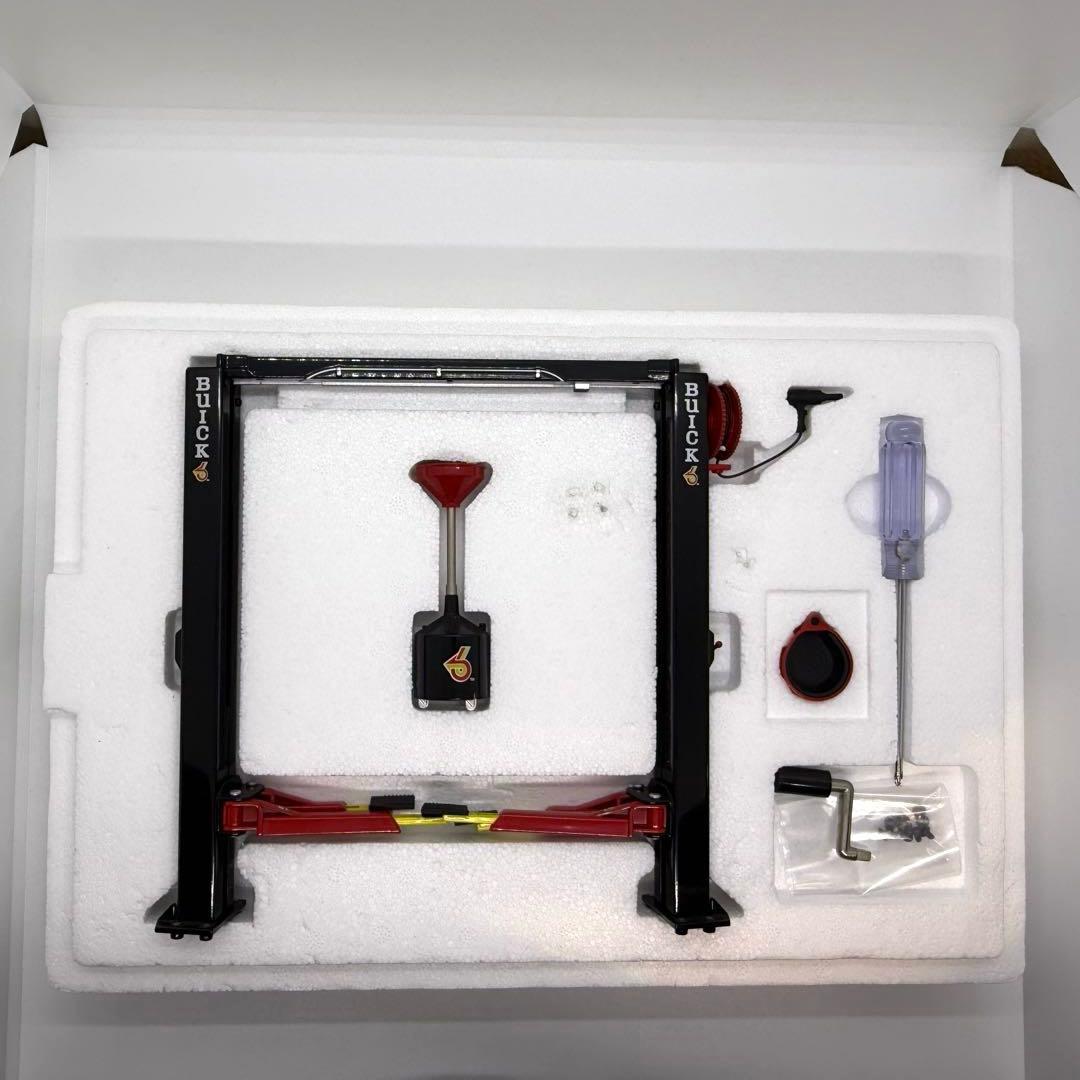 激レア　BUICK 2 POST LIFT 1:18スケール 限定版