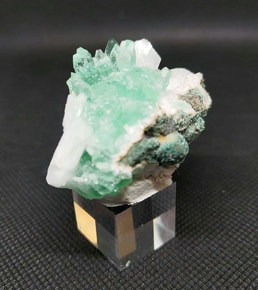 アポフィライト 魚眼石 鉱石 鉱物 ミネラル 標本 原石 母岩付き