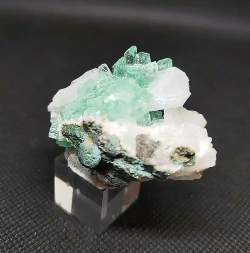 アポフィライト 魚眼石 鉱石 鉱物 ミネラル 標本 原石 母岩付き