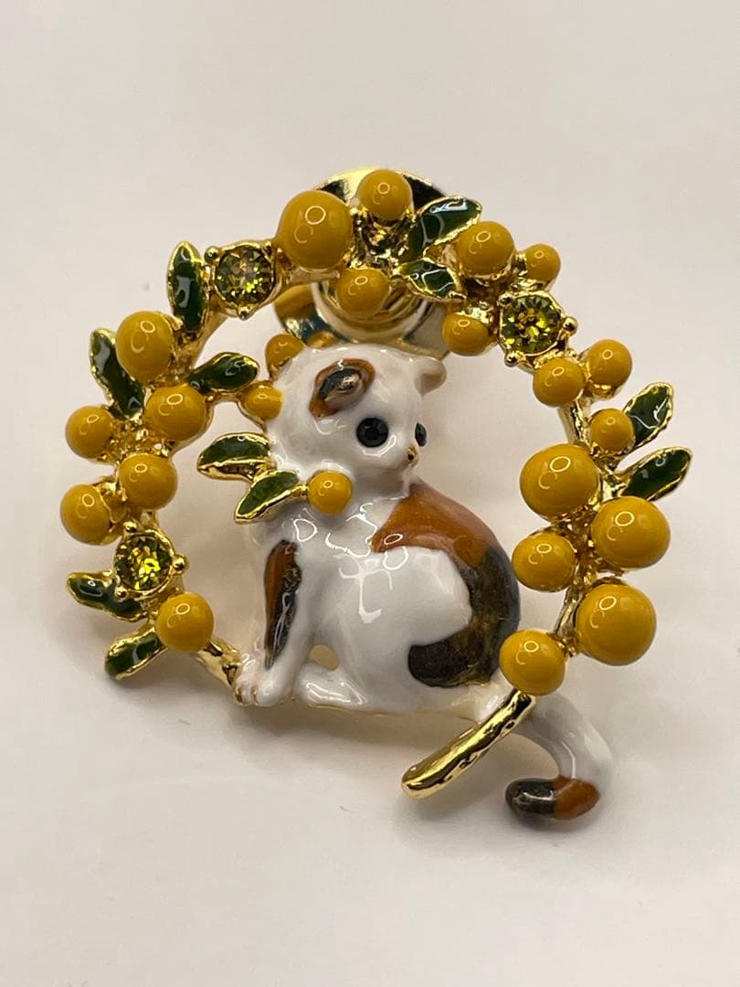 ヴァンドームブティックミモザに囲まれたネコ猫ねこのピンバッジ新品未使用アクセサリ