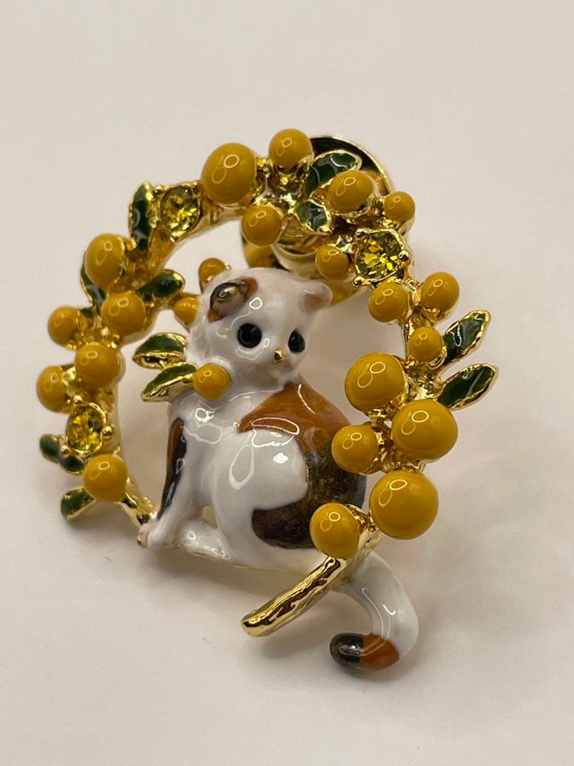 ヴァンドームブティックミモザに囲まれたネコ猫ねこのピンバッジ新品未使用アクセサリ