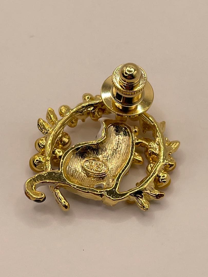 ヴァンドームブティックミモザに囲まれたネコ猫ねこのピンバッジ新品未使用アクセサリ