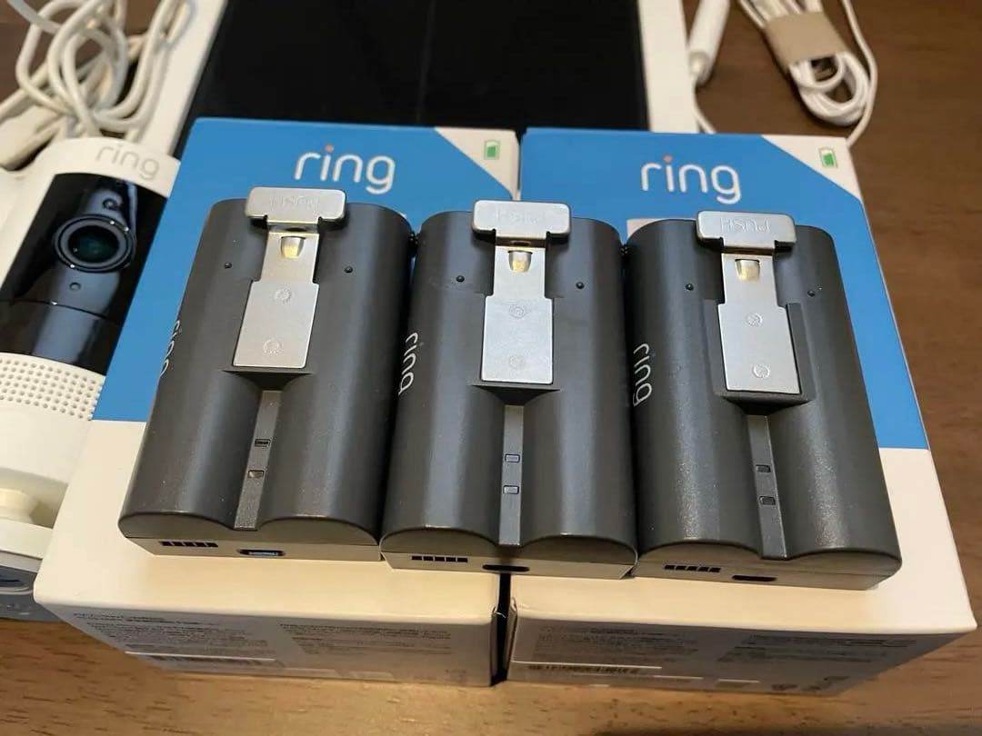 Ring 屋内外セキュリティカメラ　ソーラーパネル 付　新品同様