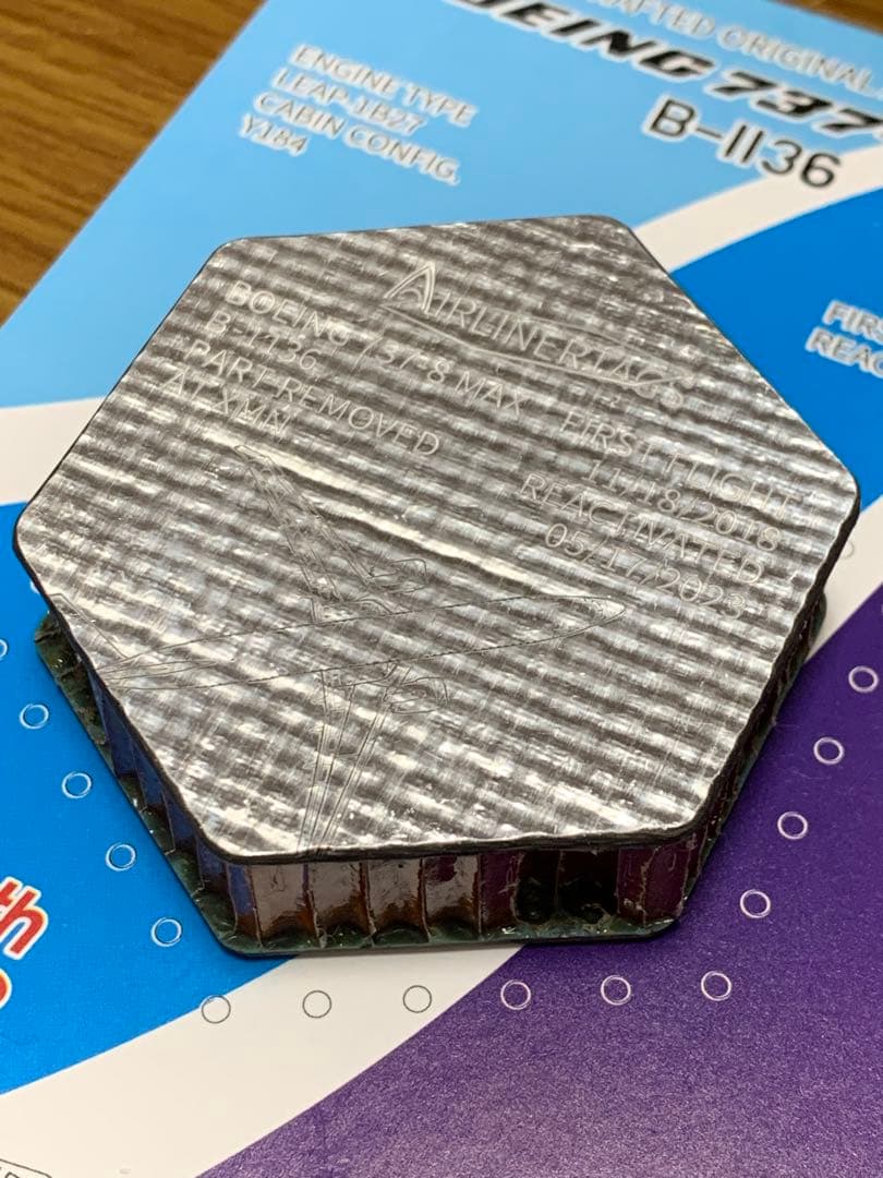 厦門航空 B737 MAX エンジン タグ ディスプレイ 白 六角形