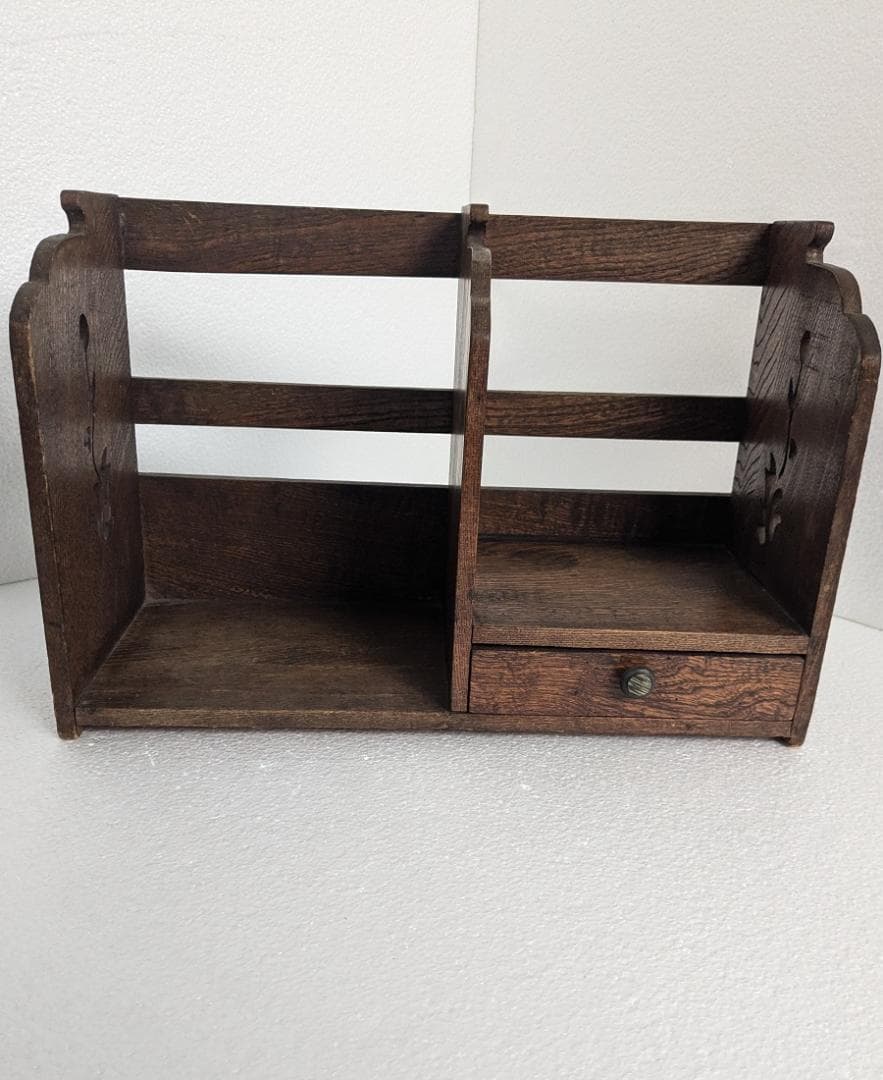 お花の透かし彫りがあるレトロな引き出し付きの木製本棚