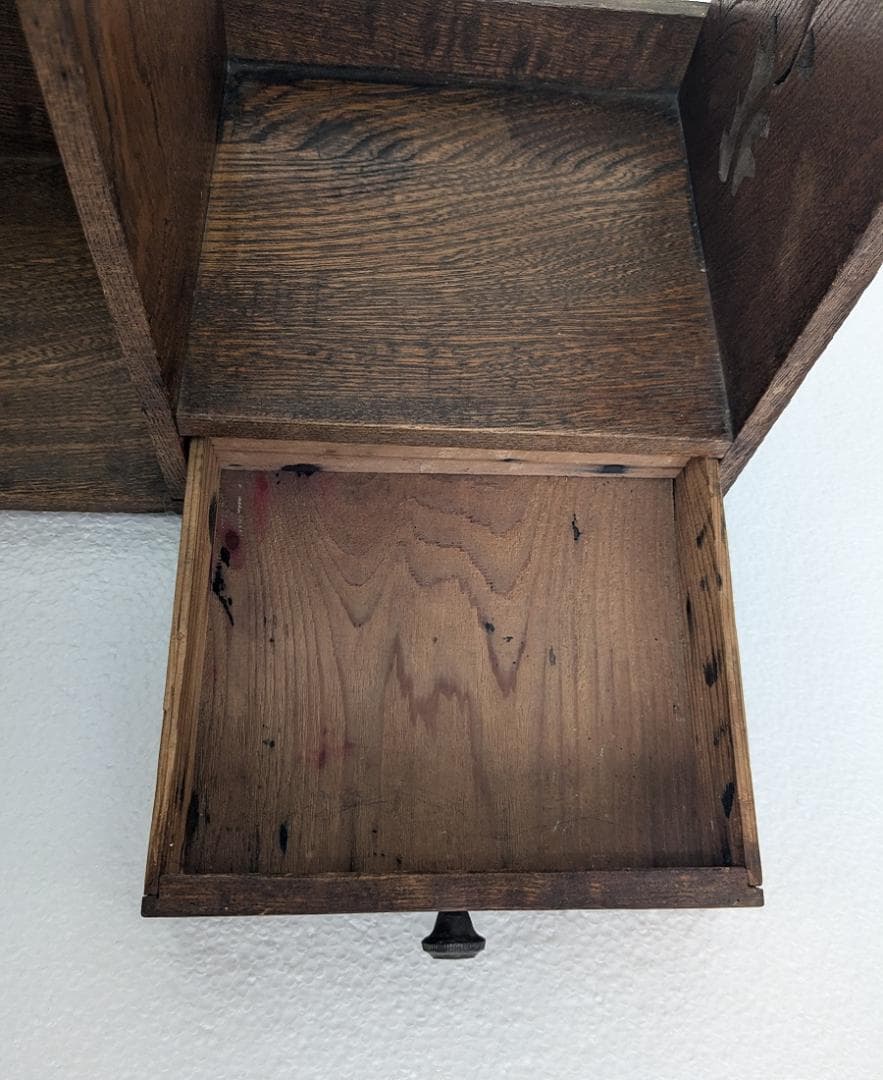 お花の透かし彫りがあるレトロな引き出し付きの木製本棚