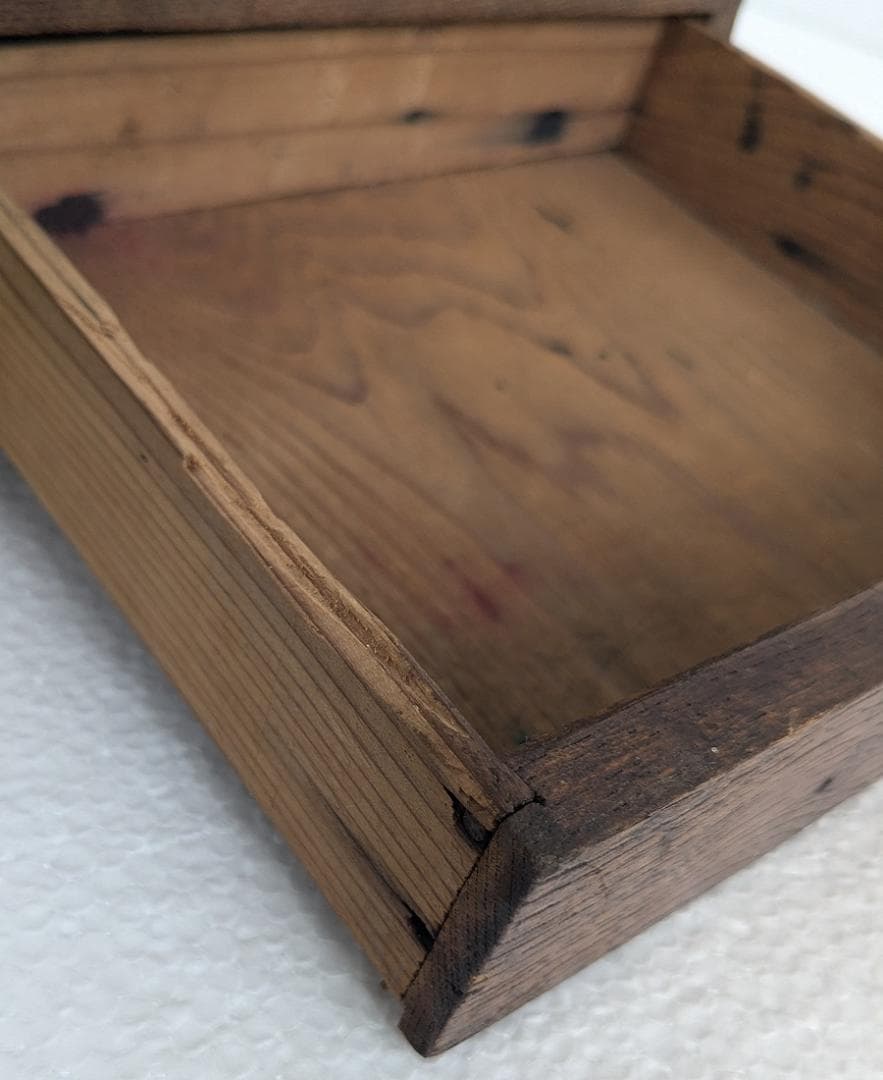 お花の透かし彫りがあるレトロな引き出し付きの木製本棚