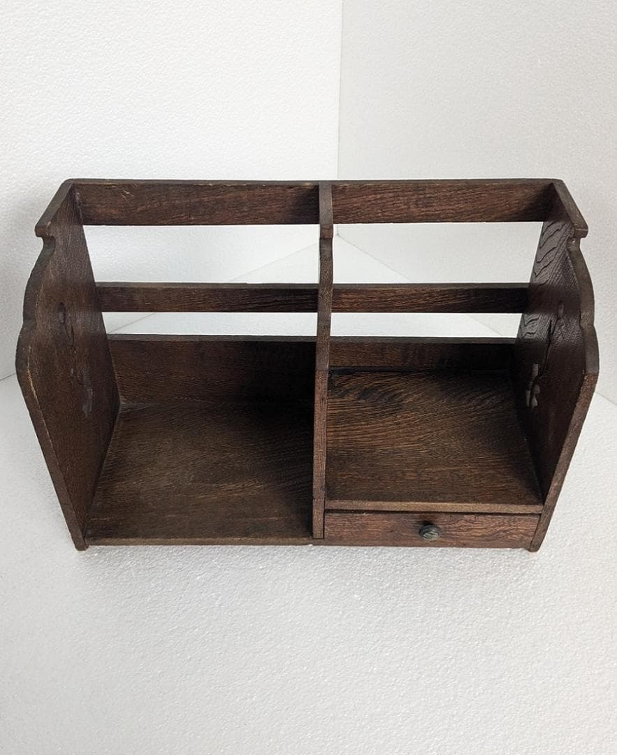 お花の透かし彫りがあるレトロな引き出し付きの木製本棚