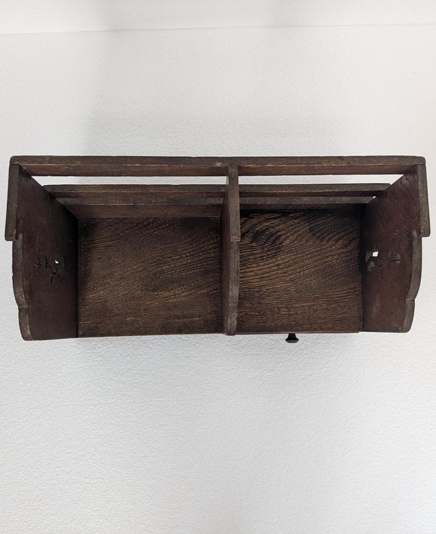 お花の透かし彫りがあるレトロな引き出し付きの木製本棚