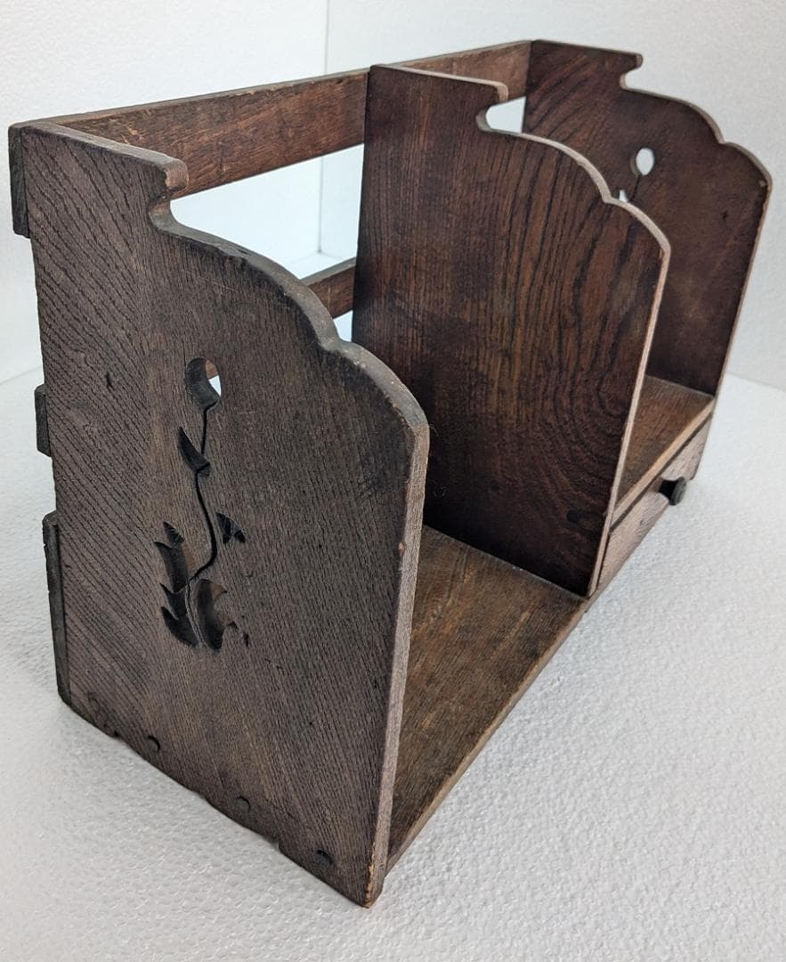 お花の透かし彫りがあるレトロな引き出し付きの木製本棚