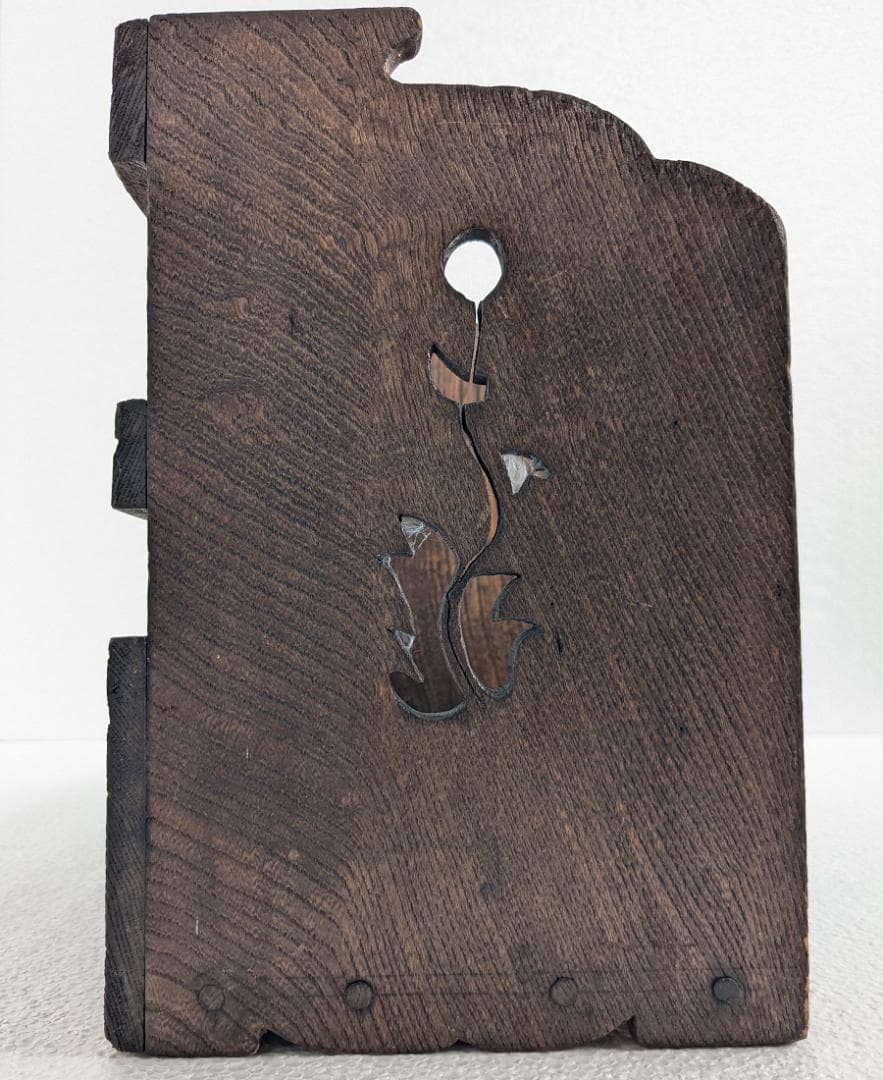 お花の透かし彫りがあるレトロな引き出し付きの木製本棚