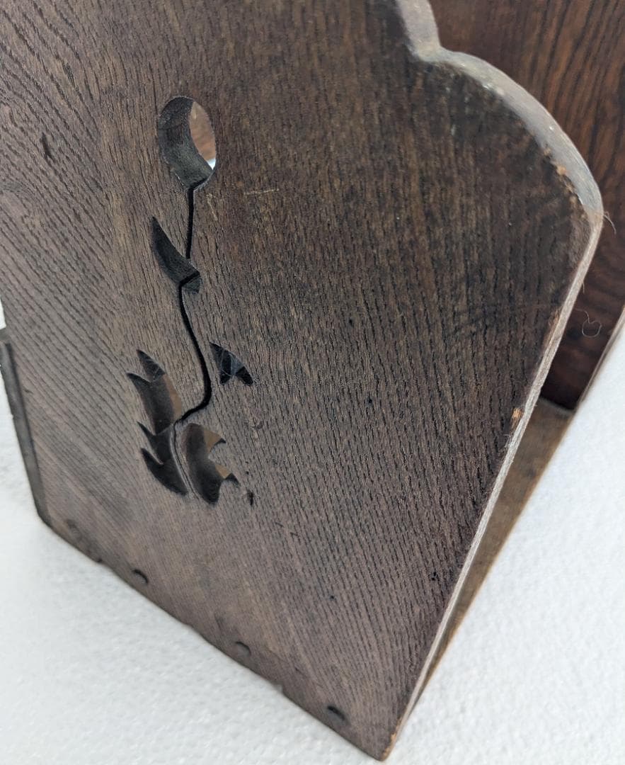 お花の透かし彫りがあるレトロな引き出し付きの木製本棚