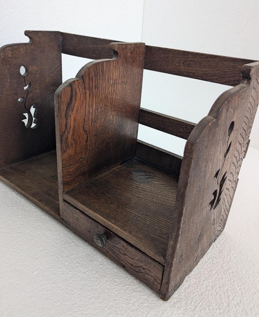 お花の透かし彫りがあるレトロな引き出し付きの木製本棚