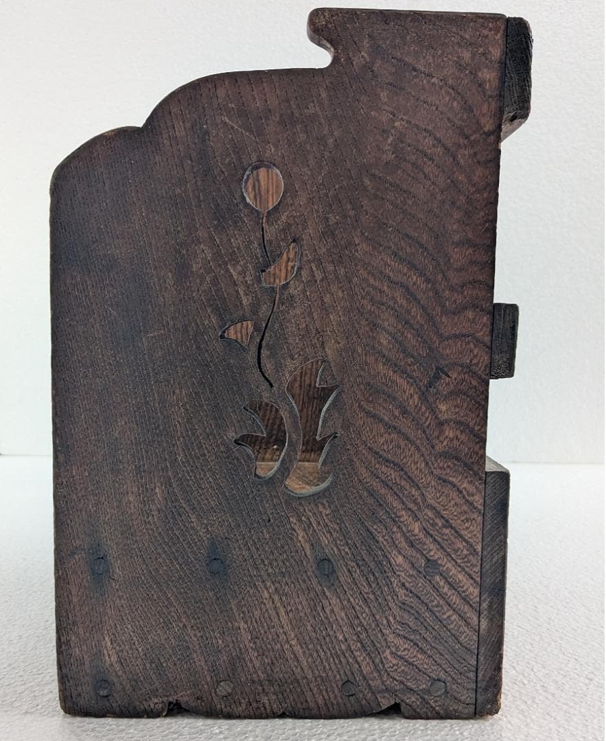 お花の透かし彫りがあるレトロな引き出し付きの木製本棚