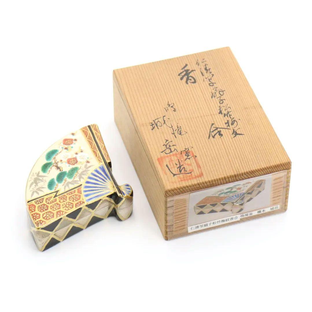 鳴滝窯 橋本城岳作 仁清写扇子松竹梅文 香合 茶道具 共箱　AT314　NT1