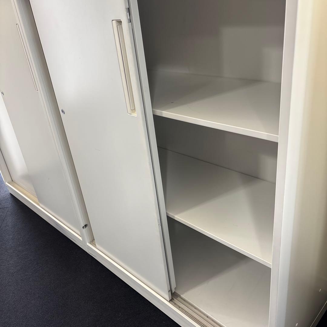ホワイトスライドドアキャビネット(スチール製)