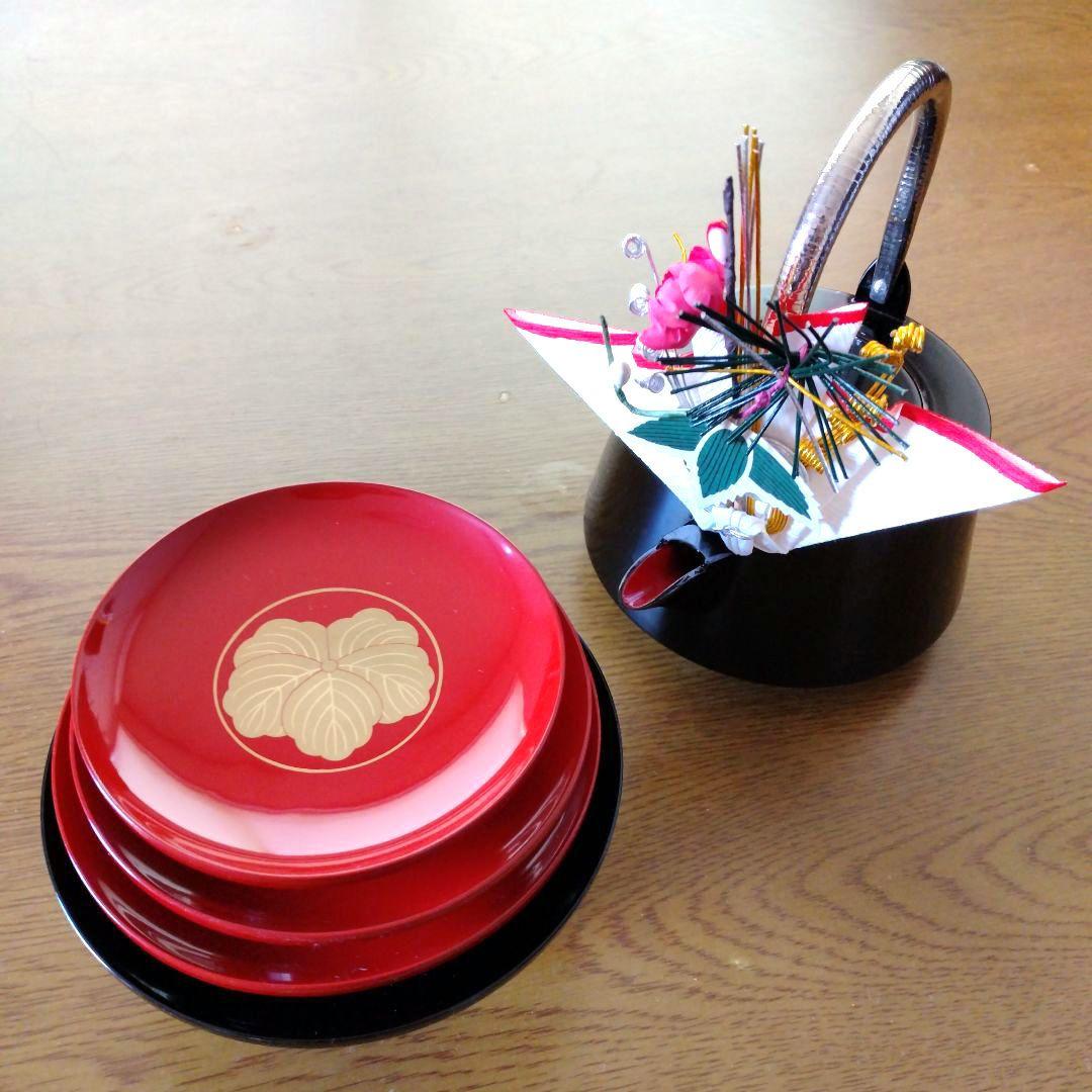 漆塗りお屠蘇セット 蔦の家紋入り、銚子飾り、漆塗り三段重箱