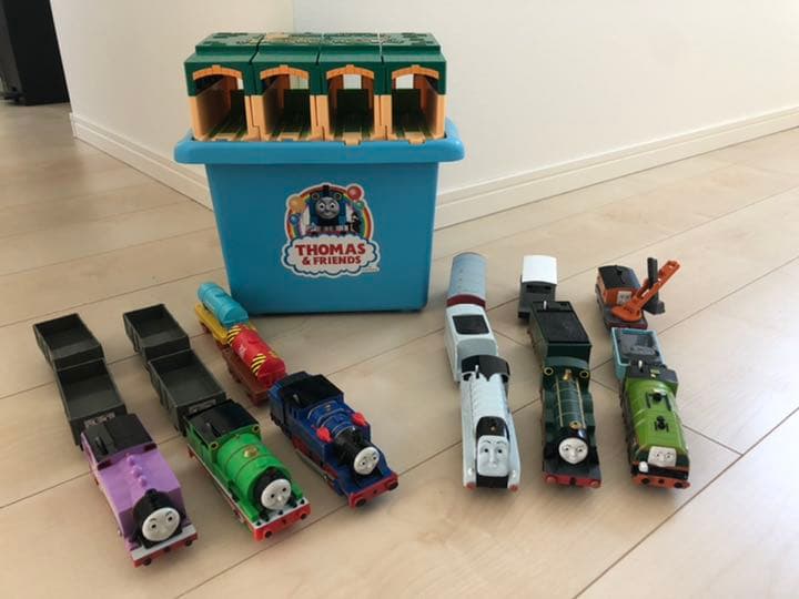 トーマス　プラレール 車両6台と車両基地のセット