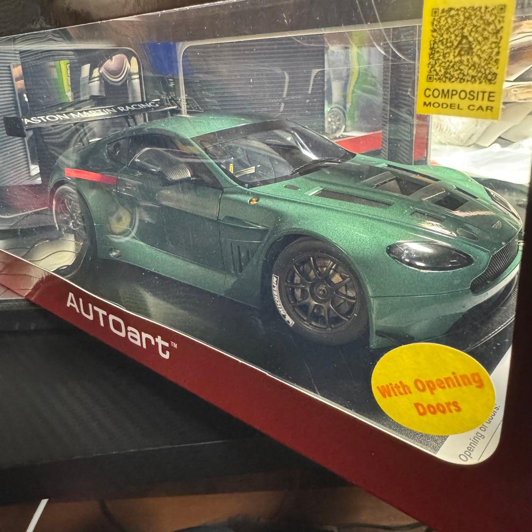 絶版未開封品オートアート1/18アストンマーティンVANTAGE V12 GT3