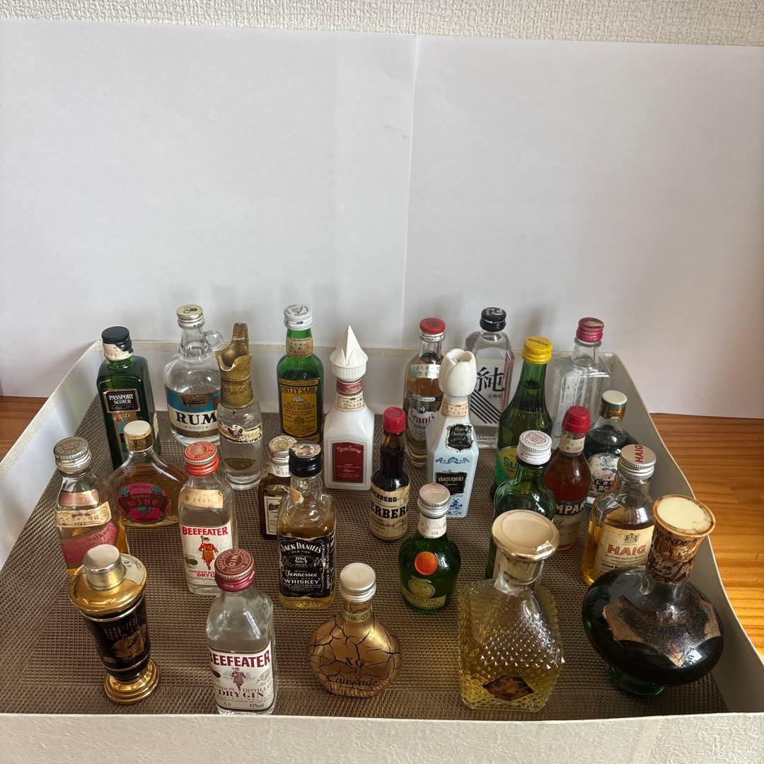 ミニボトルウイスキー・リキュールなど 32本と空瓶9本のセット