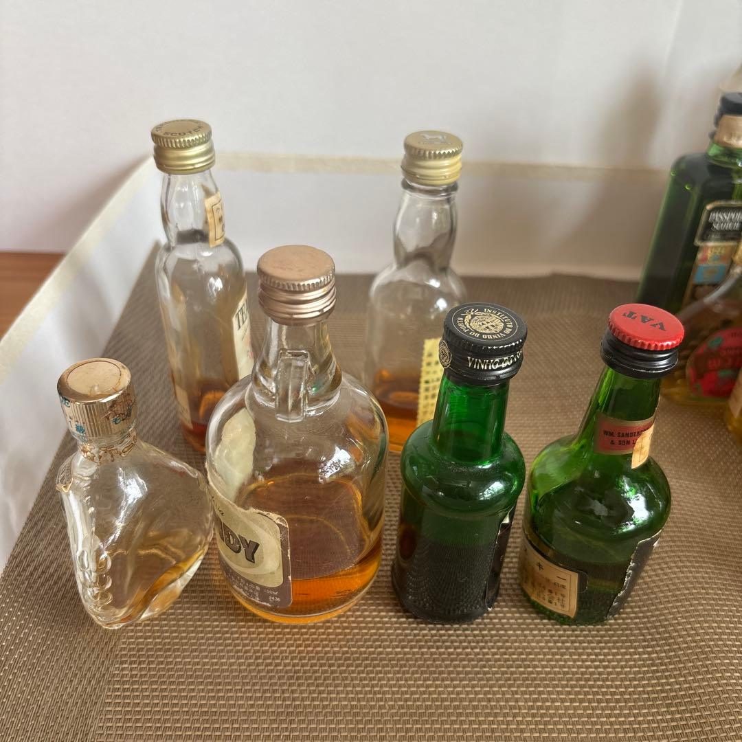 ミニボトルウイスキー・リキュールなど 32本と空瓶9本のセット