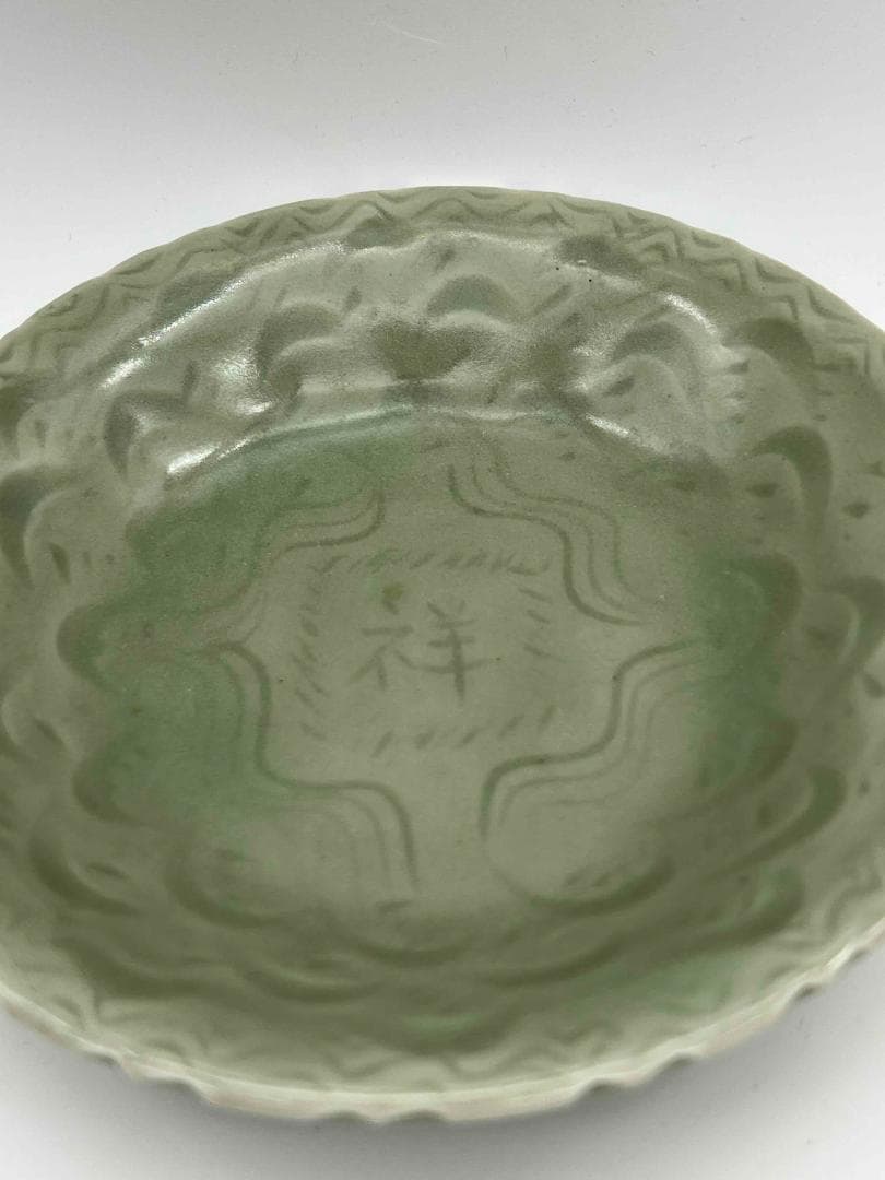 南宋時代～元時代　青磁　龍泉窯刻花祥字牡丹唐草文輪花盤(F-112)