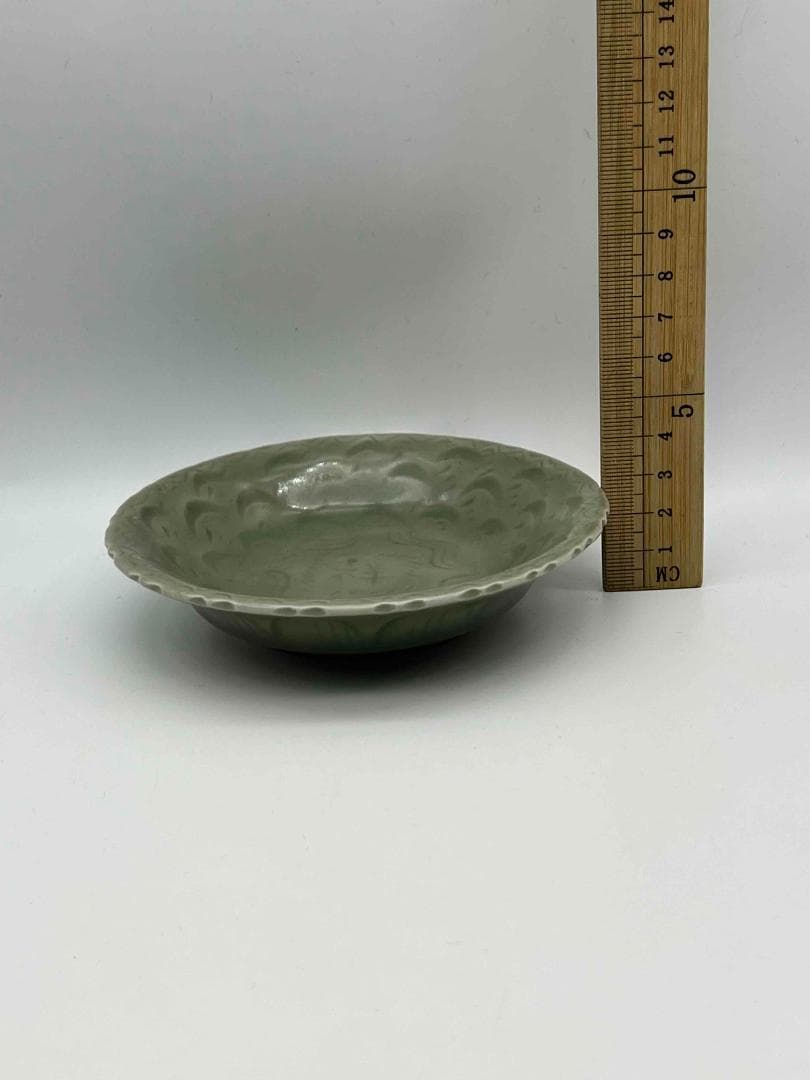 南宋時代～元時代　青磁　龍泉窯刻花祥字牡丹唐草文輪花盤(F-112)