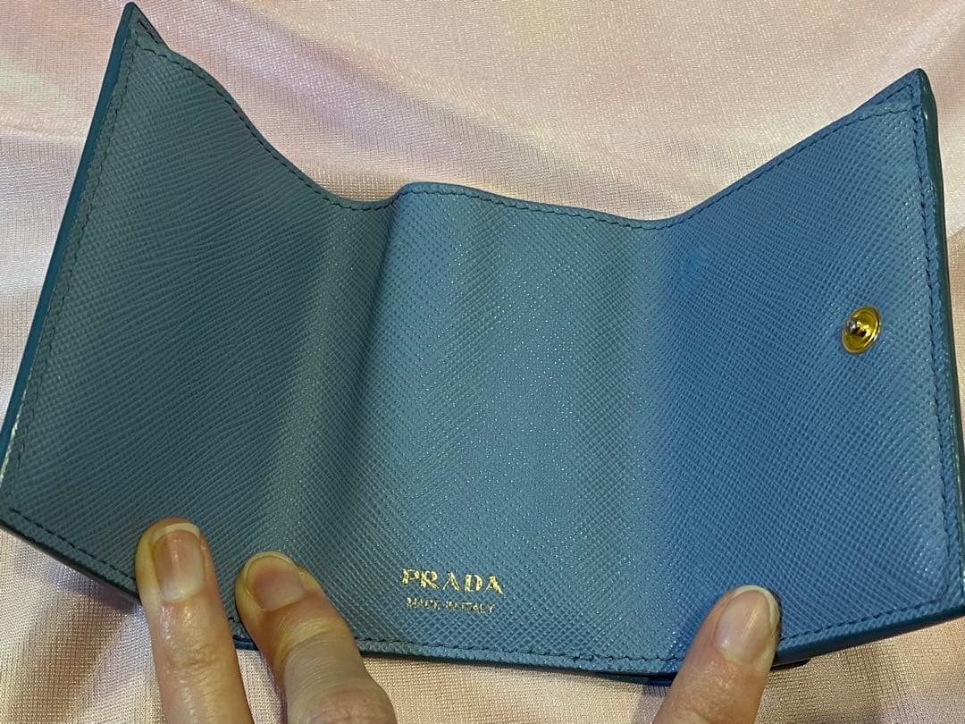 PRADA ミニウォレット　サフィアーノ　三角プレート　ブルー