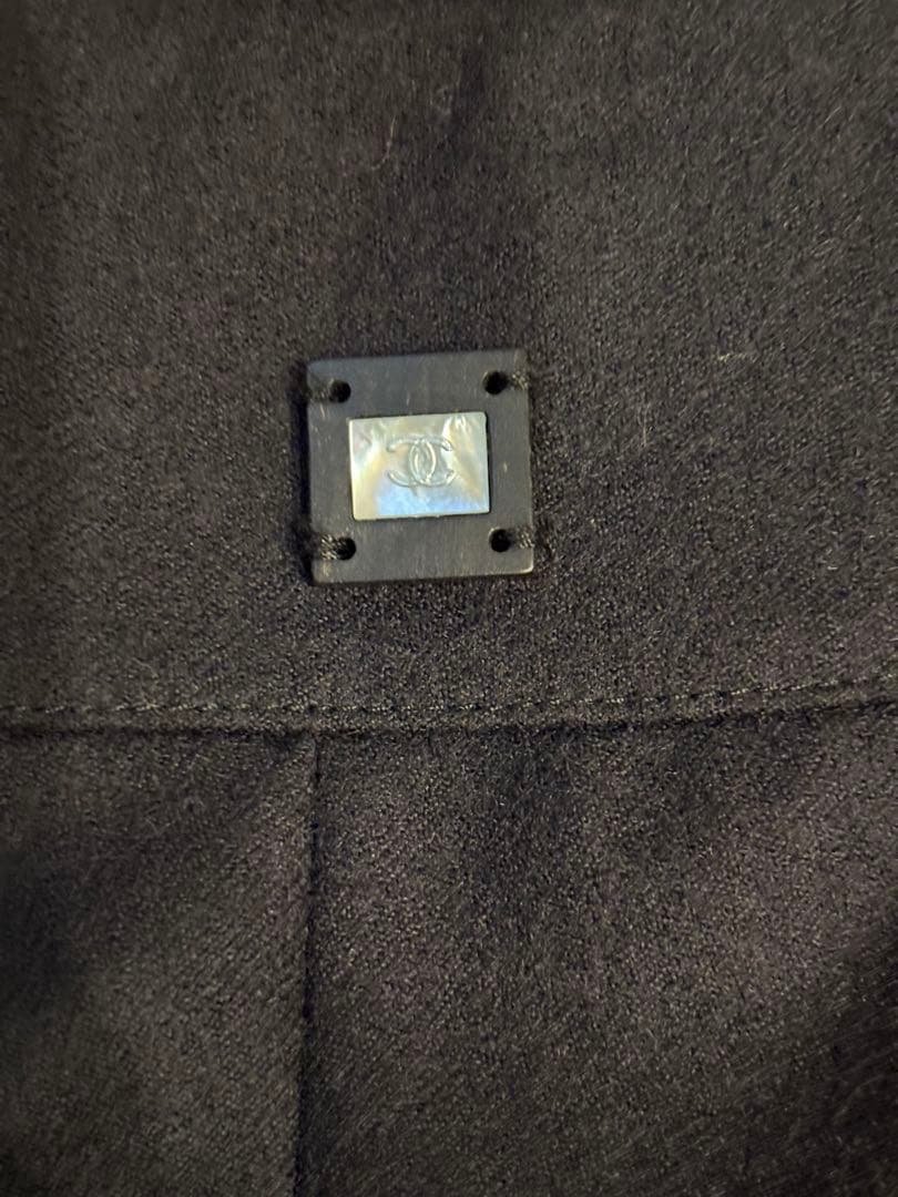 シャネル　０１A 黒のフレアスカート ロゴプレート付き