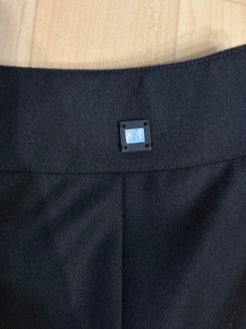 シャネル　０１A 黒のフレアスカート ロゴプレート付き