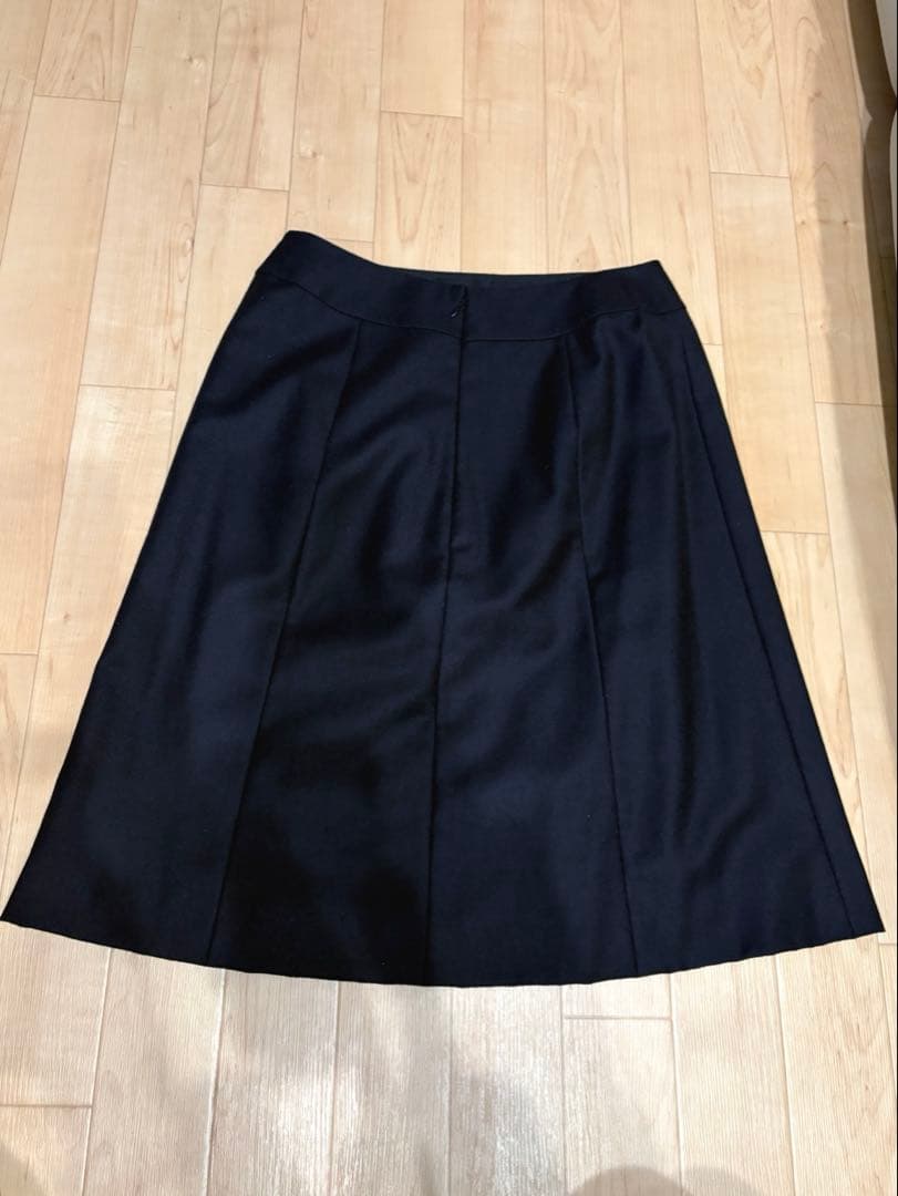 シャネル　０１A 黒のフレアスカート ロゴプレート付き