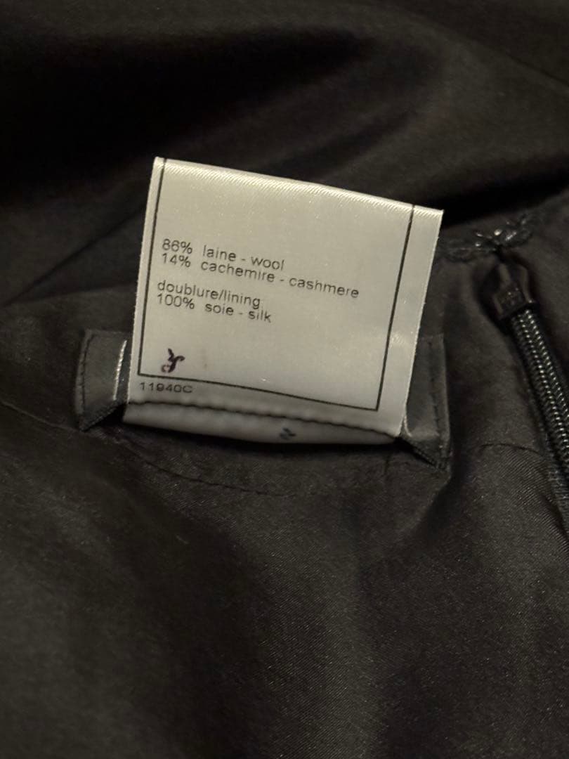 シャネル　０１A 黒のフレアスカート ロゴプレート付き