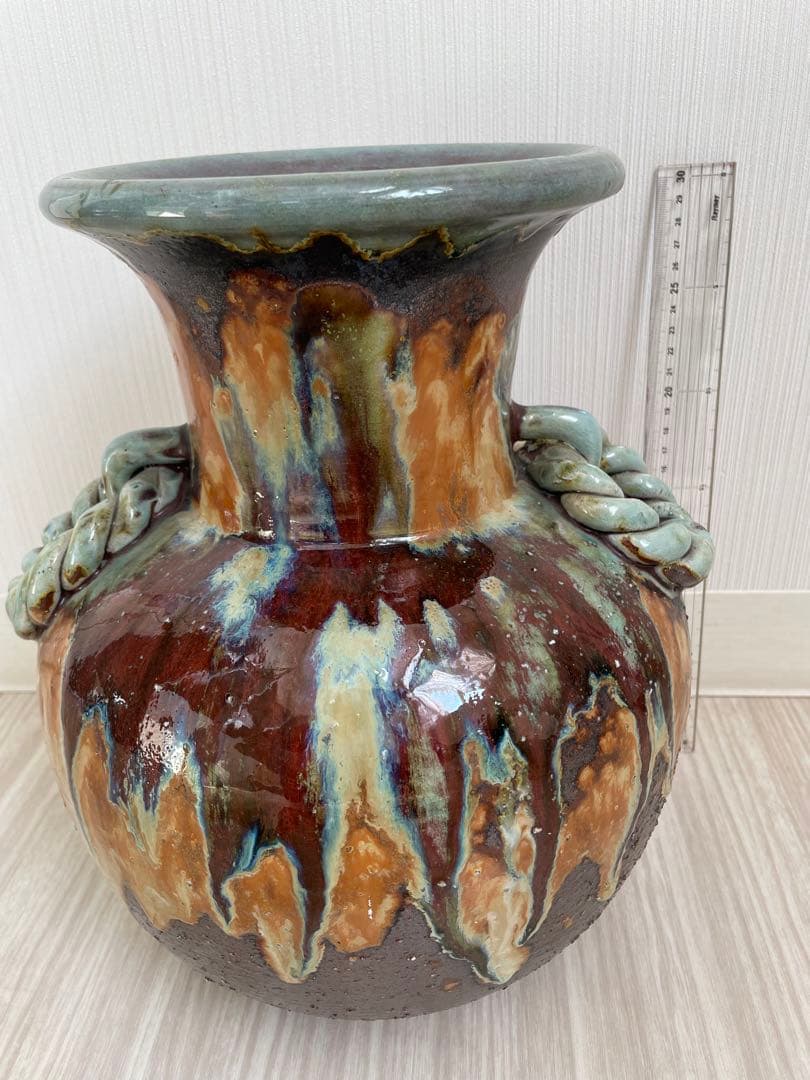 装飾的な陶器の花瓶