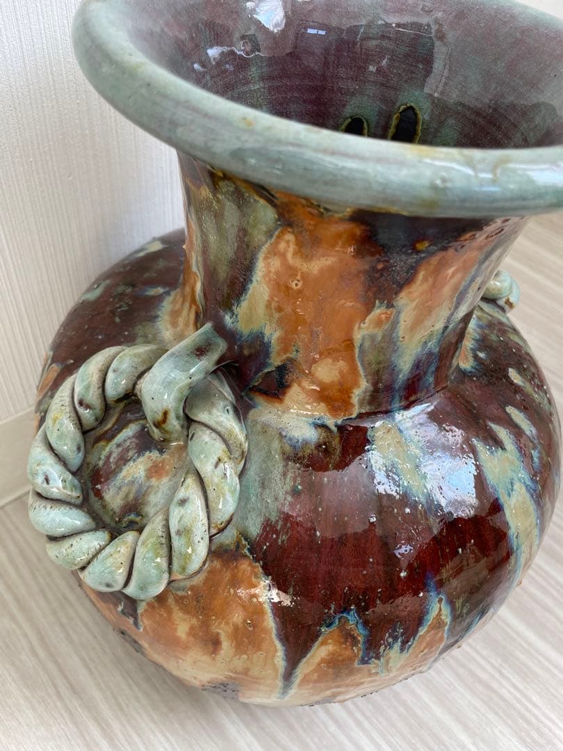 装飾的な陶器の花瓶