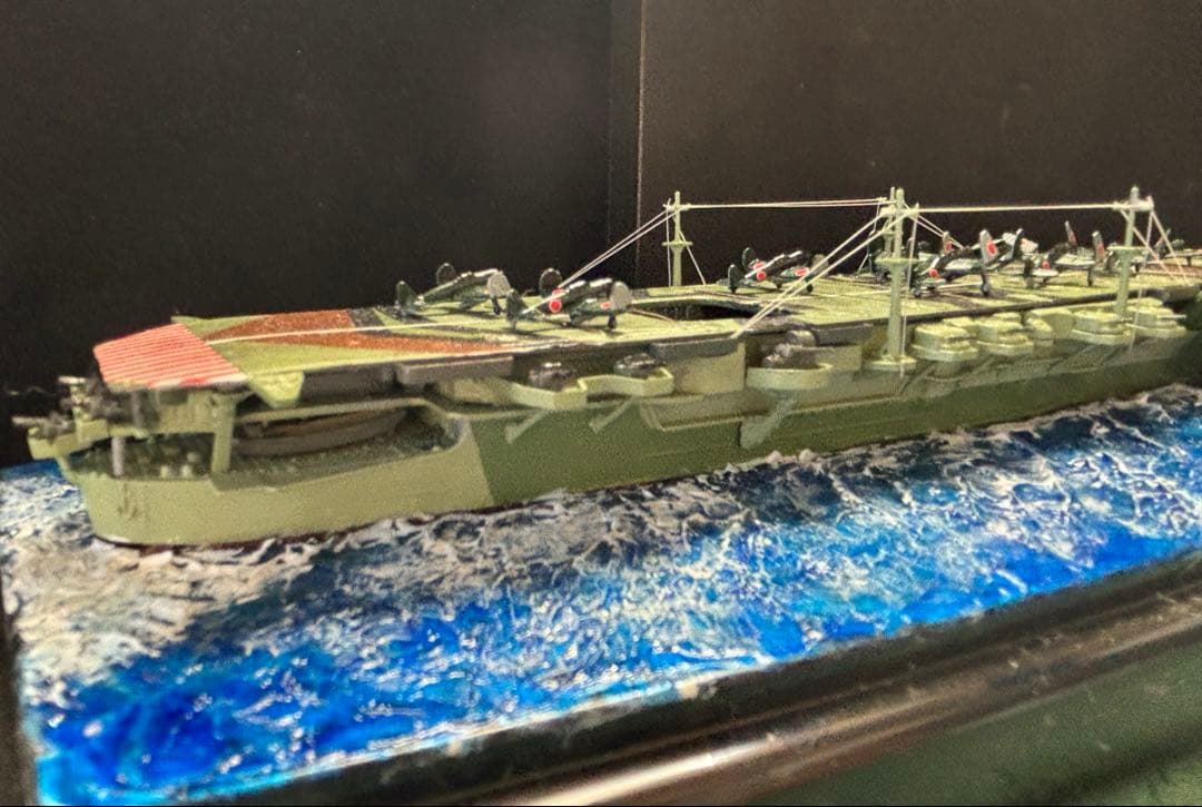 葛城　日本海軍空母　迷彩緑色 アオシマ1/700ウォーターライン　ジオラマ