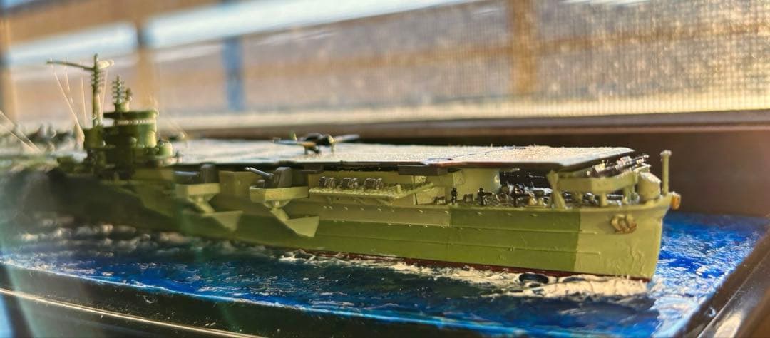 葛城　日本海軍空母　迷彩緑色 アオシマ1/700ウォーターライン　ジオラマ