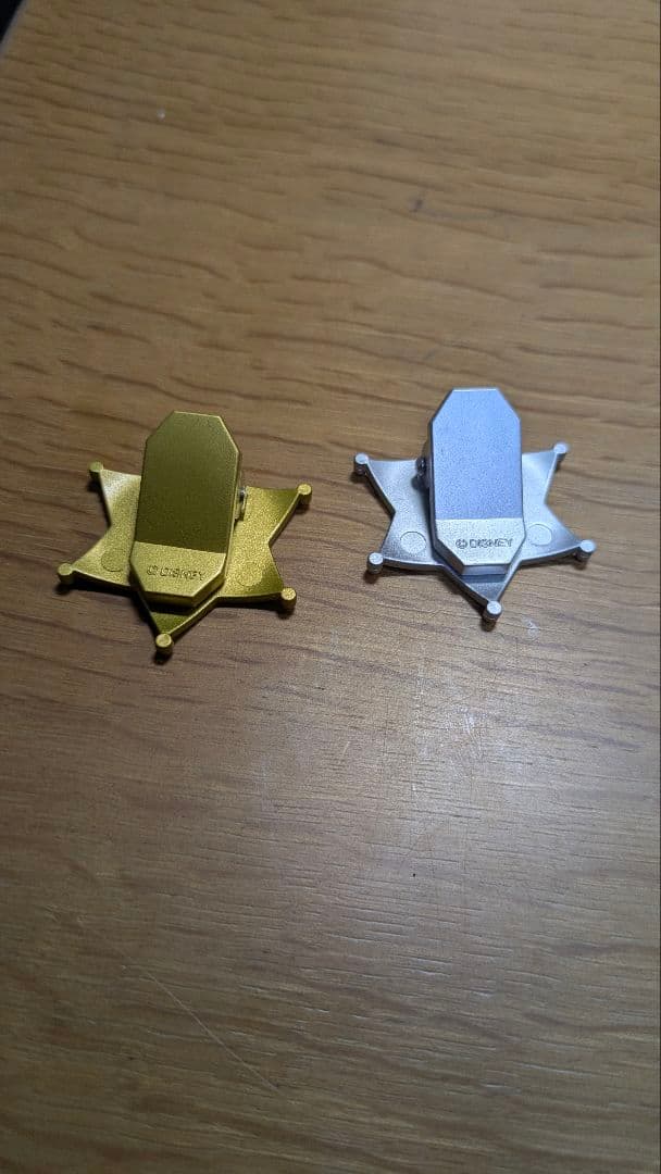 【期間限定】ディズニーランド射的ピンバッジ金色と銀色チップとデール