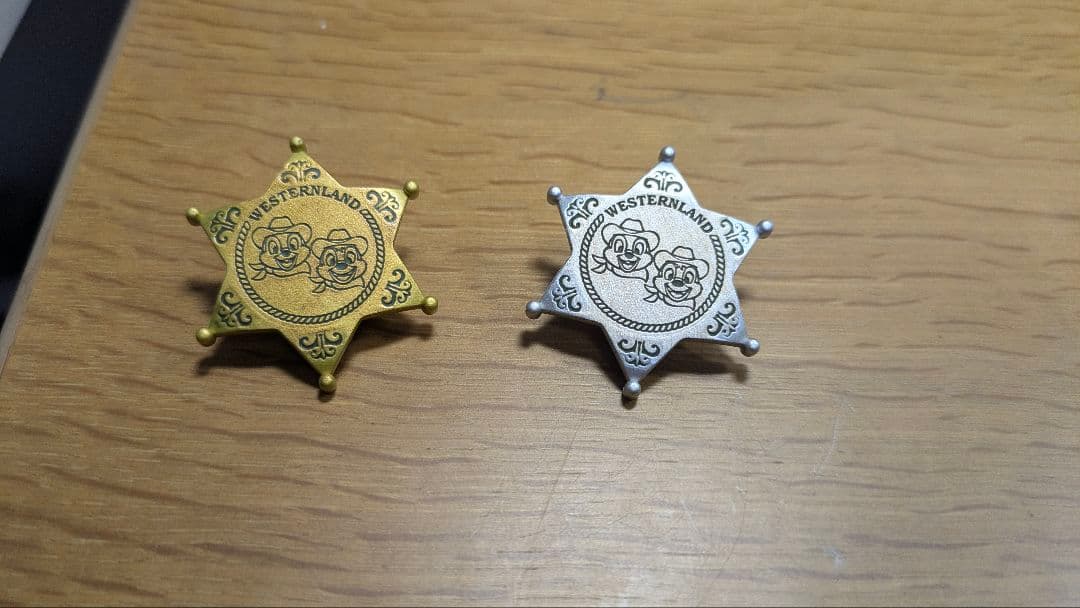 【期間限定】ディズニーランド射的ピンバッジ金色と銀色チップとデール