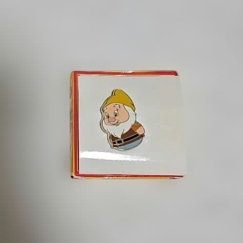 DisneyStore PALS 7人のこびと ピンバッジ