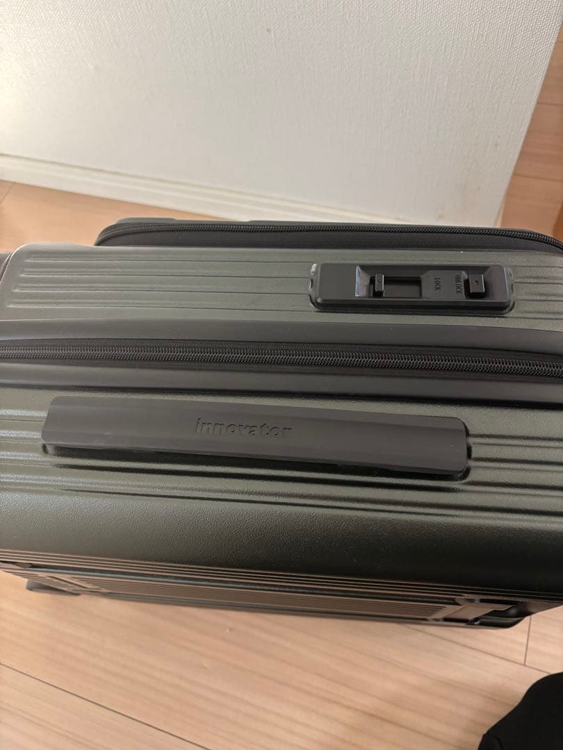 人気色　イノベーター キャリーバック　スーツケース 21L 機内持込OK