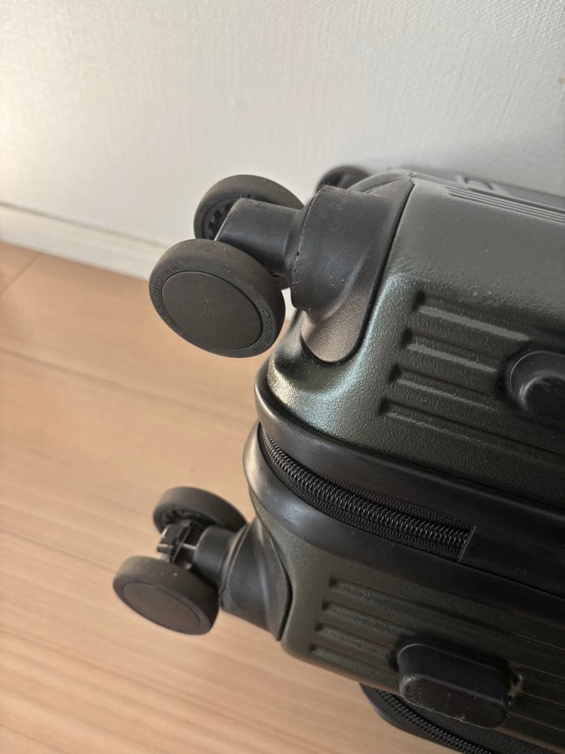 人気色　イノベーター キャリーバック　スーツケース 21L 機内持込OK