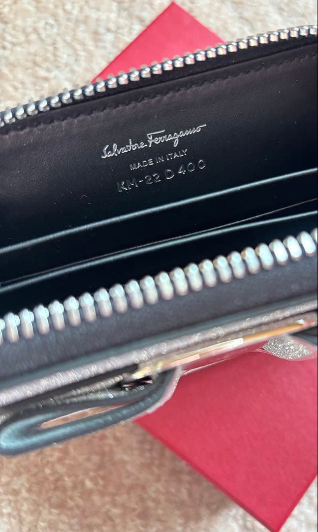 新品未使用✨フェラガモ ミニ財布　ヴァラ　キラキラ　シルバー　送料無料