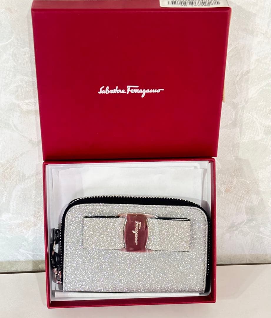 新品未使用✨フェラガモ ミニ財布　ヴァラ　キラキラ　シルバー　送料無料