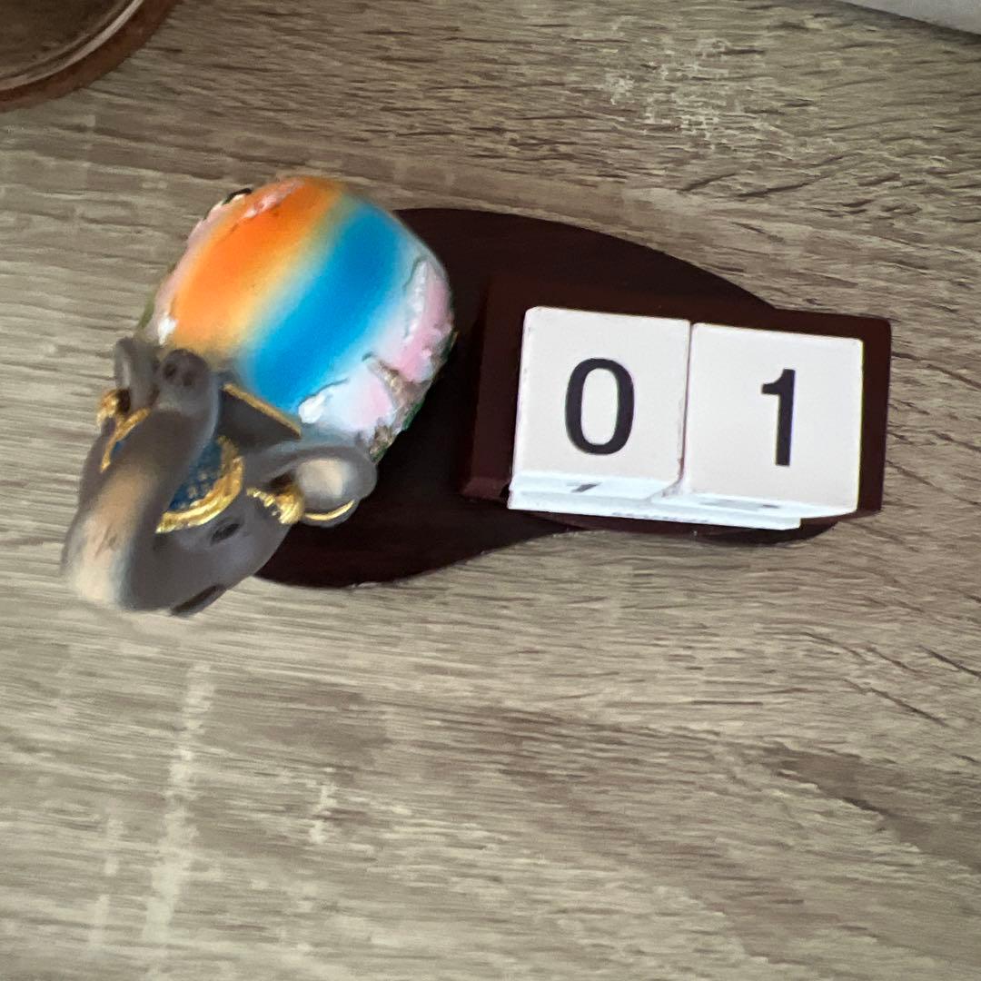 象の置き型カレンダー タイ製