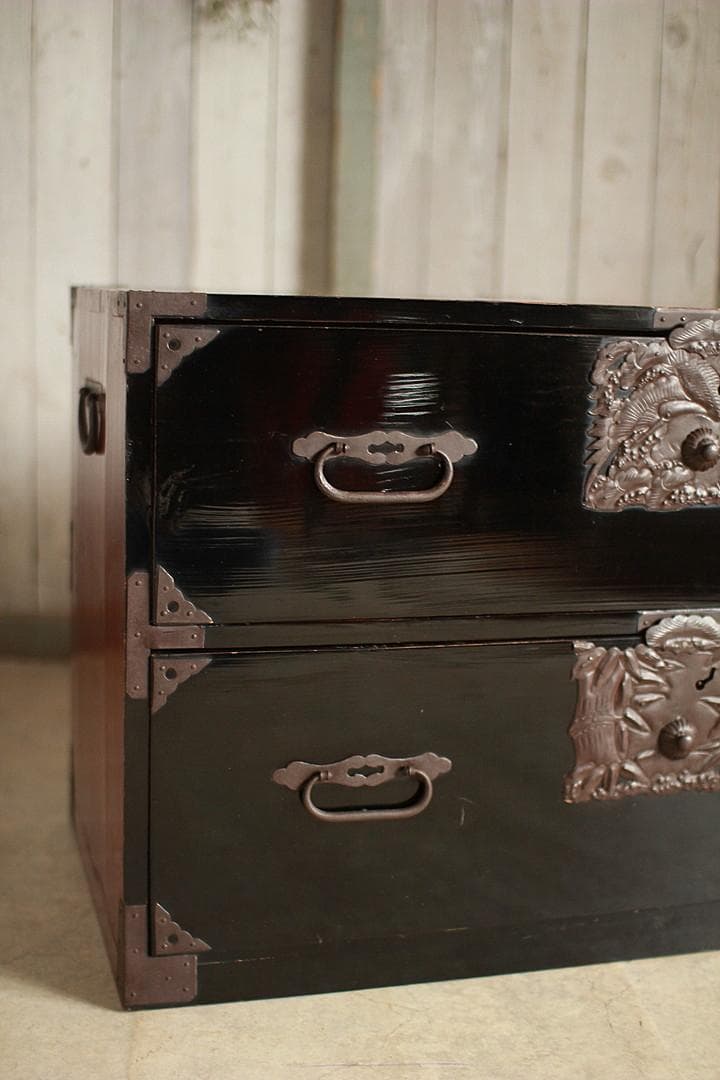 綺麗な打ち出し金具庄内箪笥　2段　タンス　収納　古家具　古民家　時代家具