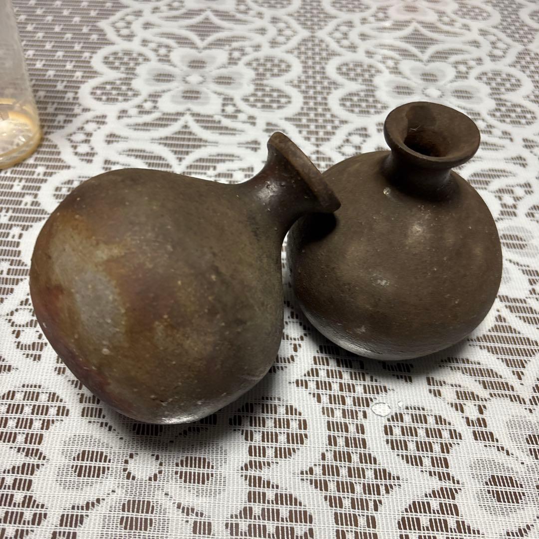 ダークブラウンの陶器製の花瓶