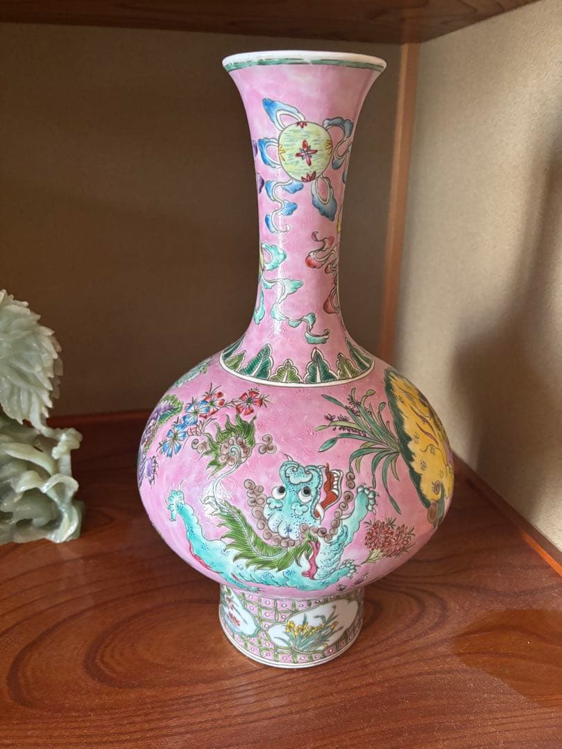 中国古美術 清の時代　粉彩軋道獅子文花瓶　乾隆年製 高さ42cm